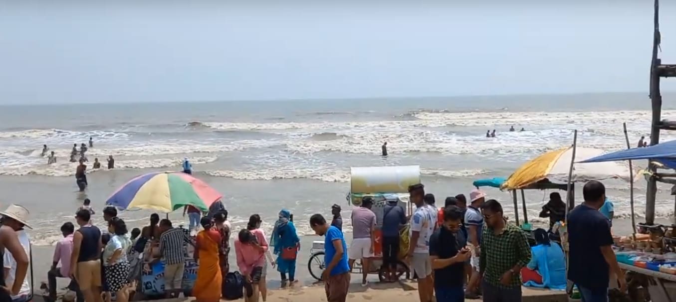 Sea Bathing in Mandarmani and Eating Fresh Seafood on the Beach | মন্দারমণি সমুদ্রে স্নান আর সৈকতে বসে তাজা সামুদ্রিক মাছ-চিংড়ি-কাঁকড়া খাওয়া
