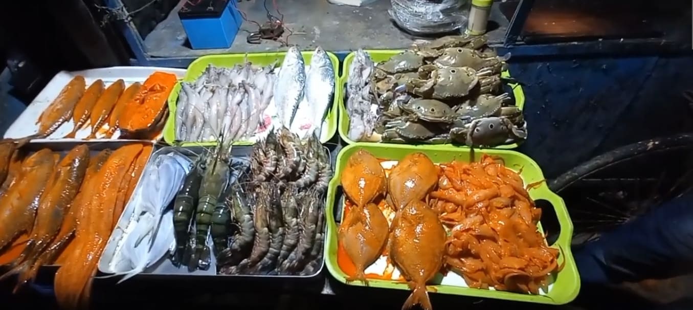 সন্ধ্যায় সমুদ্রের ধারে সীফুডের স্টল| |In the evening sea food stall 